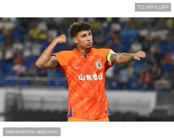 山东泰山阿尔瓦罗赛后向球迷致谢，外援中卫迅速融入球队氛围